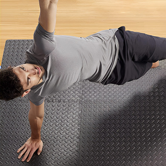 Etirement sur tapis de sport noir