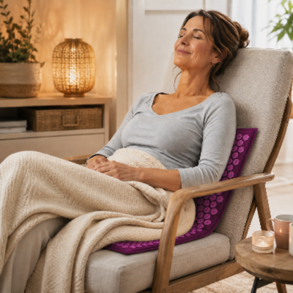 Femme assise sur tapis d'acupression pour relaxer
