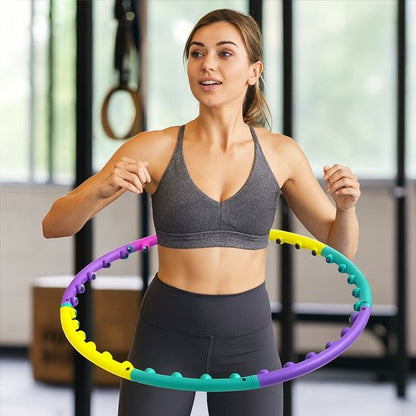 Femme debout de face tenant un hula hoop coloré prête à s'entraîne