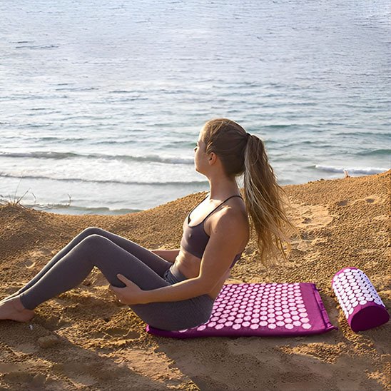 Femme relaxe sur Tapis d acupression CalmeZen devant la mer
