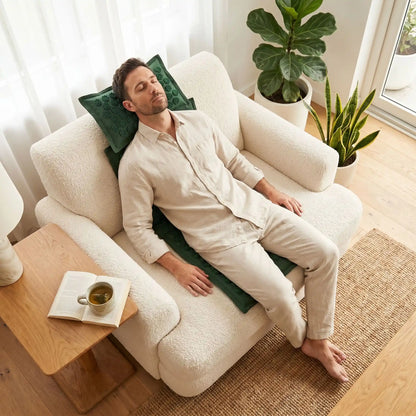 Homme relaxe sur un Tapis d'acupression