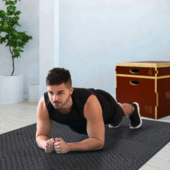 Planche sur tapis de sport noir 