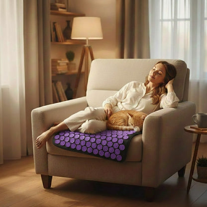 Tapis d acupression femme relaxe dans son salon 