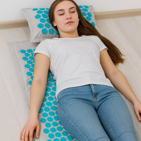 endormi sur tapis d'acupression