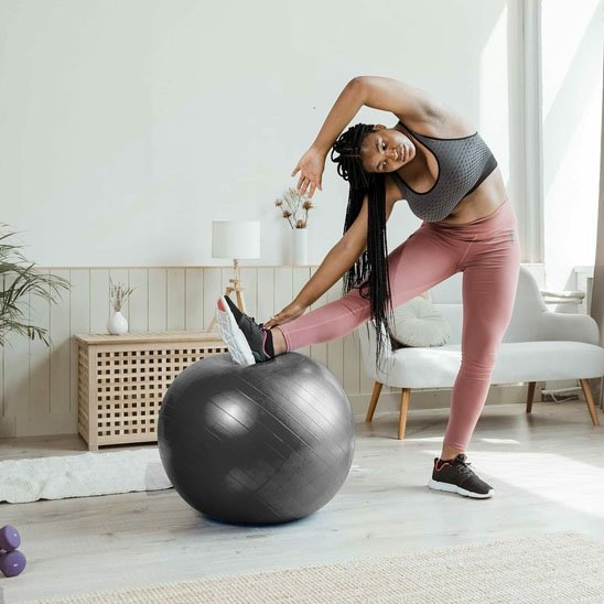 etirement au salon avec swiss ball gris