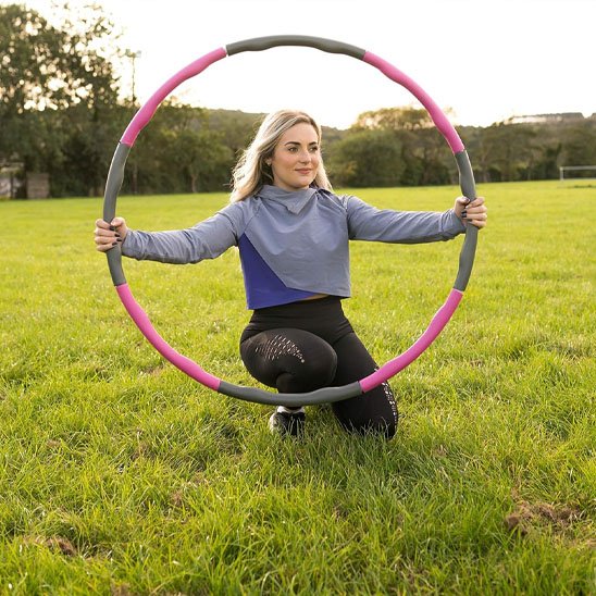 Exercice Hula hoop dans le parc