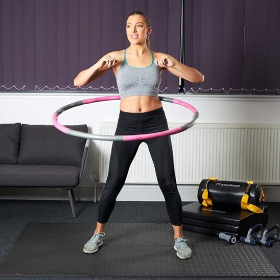 Exercice Hula hoop  dans le salon