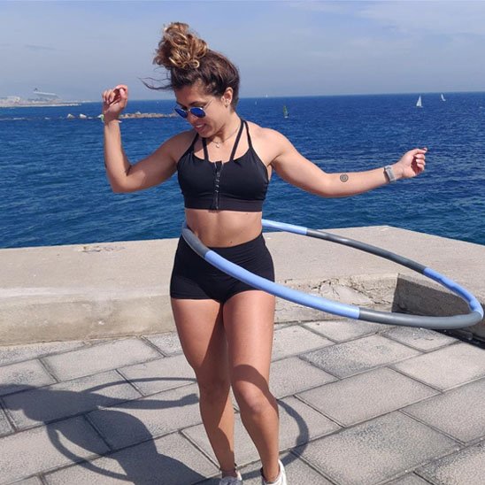 Femme fait Hula hoop face à la mer