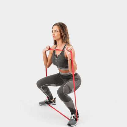 femme travaille cuisse avec elastique musculation