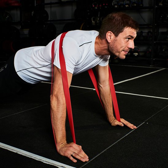 homme fait musculation avec elastique musculation