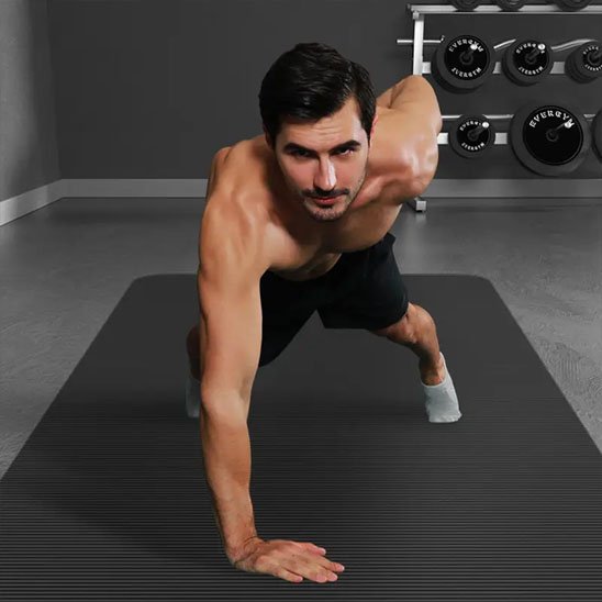 planche sur seule main sur tapis de sport