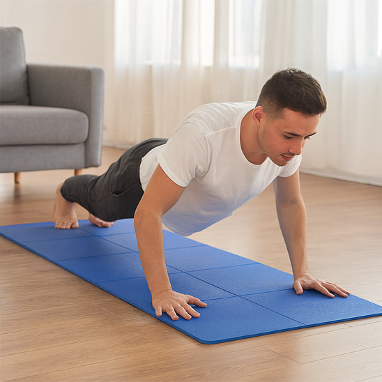 planche sur tapis yoga bleu