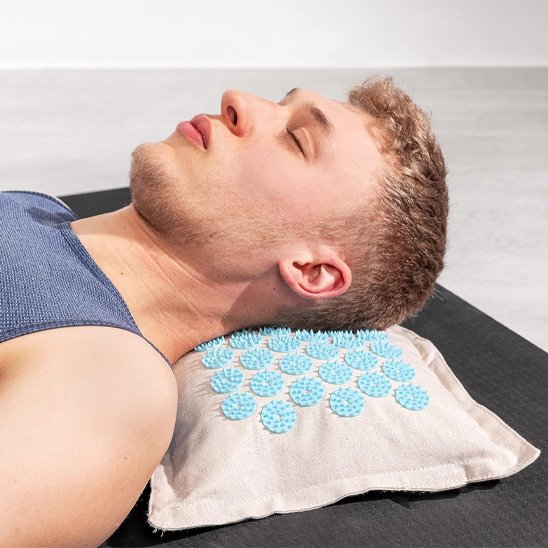 relaxation tete et nuque sur tapis-d'acupression